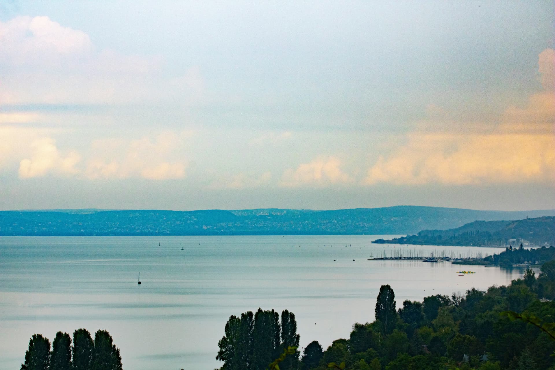 Balatoni tópart aszfaltozott kerékpárúttal, vitorlásokkal a Balaton körbetekerés útvonalon