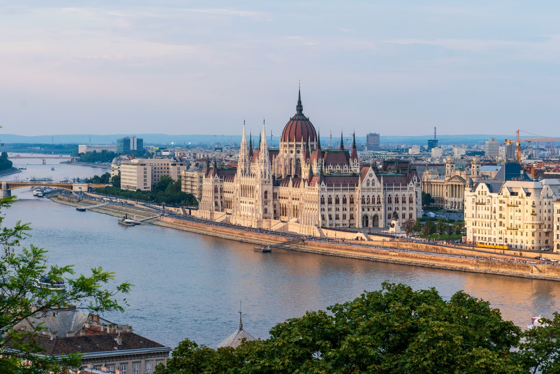 Budapesti Duna-part kerékpárúttal és a Budai Vár panorámájával naplementében